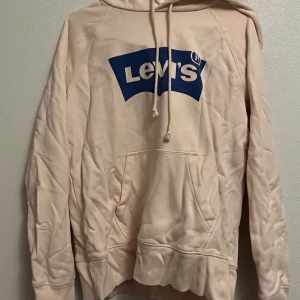 Levis hoodie - En fin Levis hoodie som knappt har används, den har mest legat i min garderob och därför är den lite skrynklig.