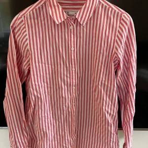 Gina tricot skjorta - Mycket fin skjorta i aprikos och vit.