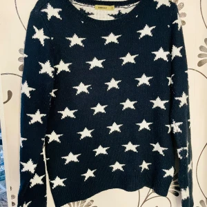 Serious Sally Stickad tröjja marinblå vita stjärnor - Varm mjuk tröjja . Sticks ej. Passar både höst & vinter. Marinblå med vita stjärnor