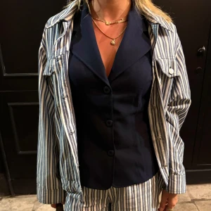 Marinblå kavaj - Figursydd, sitter så snyggt på. Köpt vintage i Barcelona 