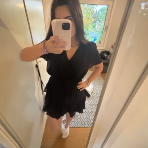 Jätte fin svart klänning  - Klänning svart från retro & icone