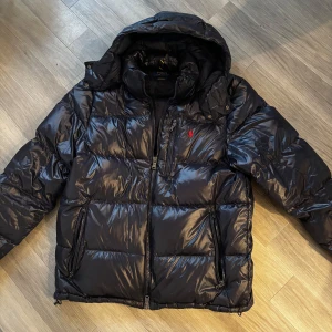 Ralph lauren puffer jacka - Tjena! Säljer nu min Ralph Lauren jacka!! Storlek : L | Använd max 5ggr, den är i princip helt ny, och äkthetsscannen är med då den köptes förra vintern! | Nypris 6000kr, mitt 4200kr | Hojta till om du är intresserad eller har en fråga🙋‍♂️❓🤔