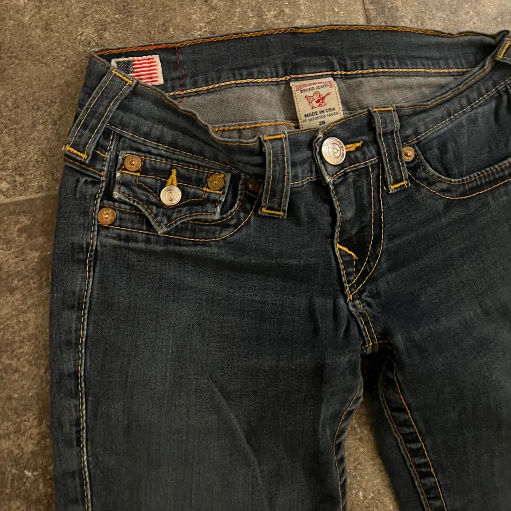 Size 26 - Lågmidjade - Bra skick - Sy ut dom för ett perfekt par bootcut trues - Section Milly - Skriv Till Mig Ifall Du Har Frågor 🥰. Jeans & Byxor.