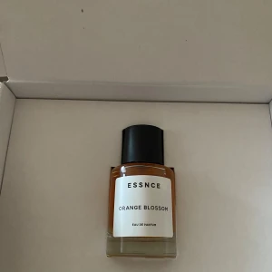 Essnce parfym - Orange blossom från Essnce! Endast testad, så är så gott som ny. Se bild för mängd! 💕
