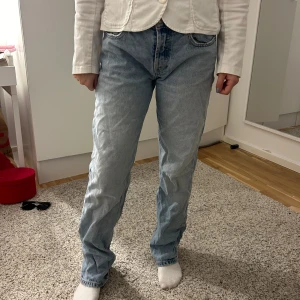 Mid waist jeans - Mid waist jeans, raka i modellen! Min kompis som har på sig jeansen är 163!💕
