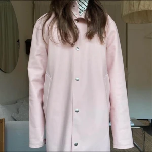 Stutterheim regnkappa - Stutterheim regnkappa i modell STOCKHOLM. Storlek XS men passar är mer än S i storleken. 