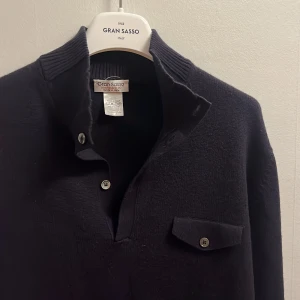 Gran sasso tröja - Säljer snygg gransasso tröja perfekt till hösten. kasmir, fint skick, orginalgrejer som galgen följer 😉