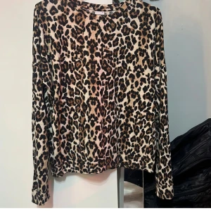 Leopard tröja - Använd fåtal gånger, leopard mönstrad tröja