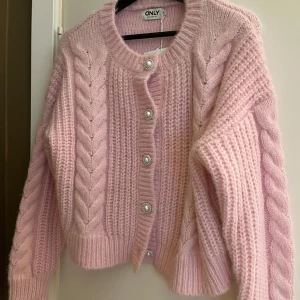 Söt rosa kofta - Helt oanvänd endast testad, nyskick. Köpt för 600kr prislapp kvar. Strl M men passar S