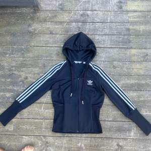 Säljer denna super coola adidas zipper som har dragkedja även över luvan, drar åt vid midjan och vid händerna, så snygg verkligen ! 