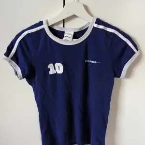 Marinblå tight baby tee från Urban Outfitters. Supermjuk och kroppsformig, knappt använd!