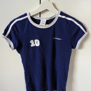 Urban Outfitters fotboll tröja - Marinblå tight baby tee från Urban Outfitters. Supermjuk och kroppsformig, knappt använd!