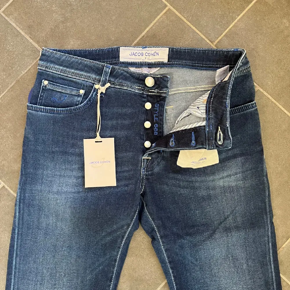 Säljer nu dessa Jacob Cohën jeans, helt oanvända, modellen är 688 och storlek 32, tags näsduk samt tråd, helt nya kostar cirka 6500 i butik (pris kan diskuteras). Jeans & Byxor.