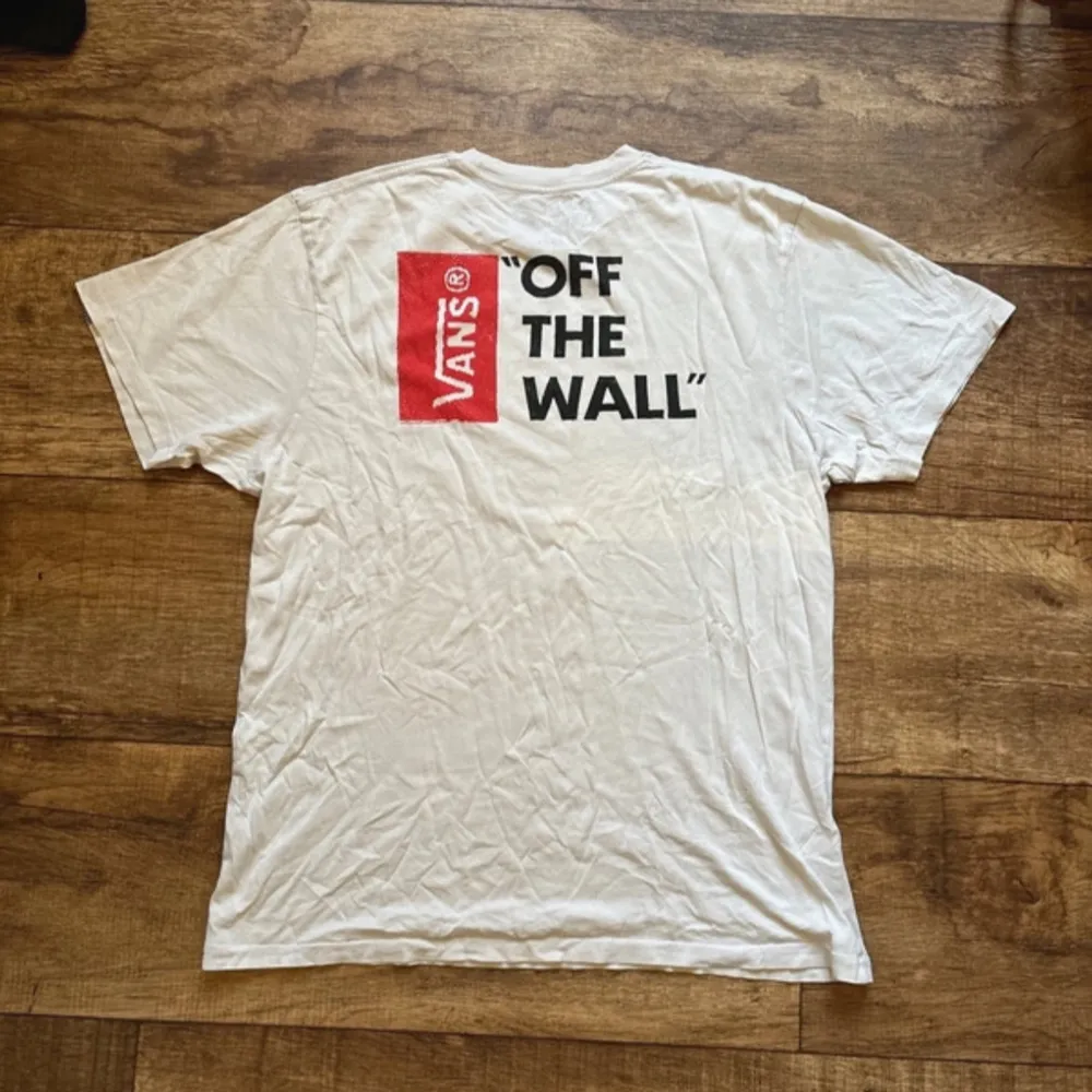 Vit vans t-shirt med tryck fram och bak. Storlek L, så perfekt oversized tröja om man vanligtvis har storlek S/M. Funkar till både herr och dam. Pris kan diskuteras!. T-shirts.