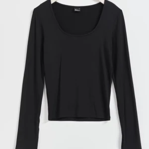 soft touch jersey top från Gina Tricot - Långärmad topp i mjuk viskos med figurnära passform. Toppen är svart och har rund halsringning. Den har långa ärmar med slits vid ärmsluten. Säljes pga av fel storlek. Mycket gott skick 