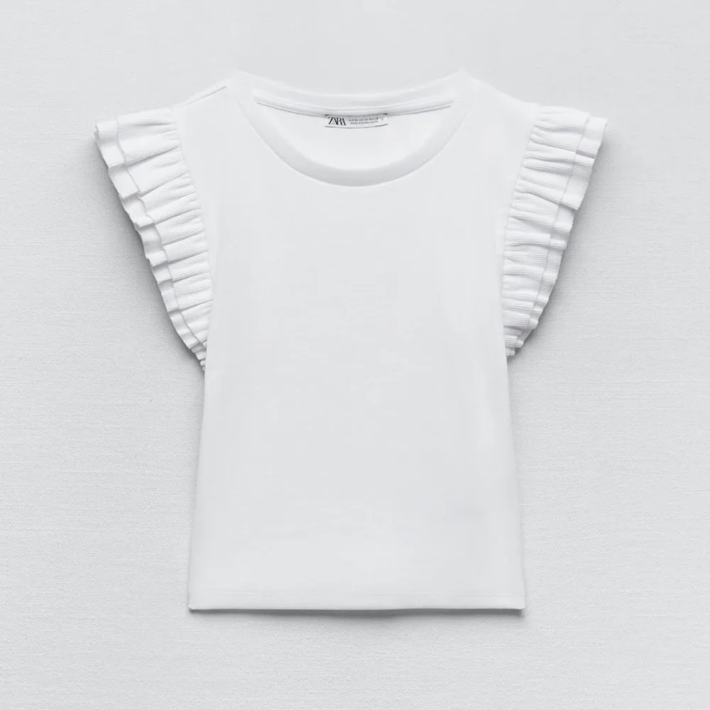 Superfin topp från Zara med volang på axlarna. Den är i storlek S men passar mig som brukar ha XS, använd få gånger så i mycket fint skick!🤍. Yläosat.
