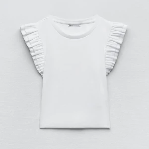 Vit topp - Superfin topp från Zara med volang på axlarna. Den är i storlek S men passar mig som brukar ha XS, använd få gånger så i mycket fint skick!🤍