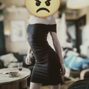 Svart offshoulder klänning - Snygg svart offshoulder klänning i tight passform. Perfekt för festliga tillfällen! Klänningen är kort och har en stilren design som framhäver figuren. Ett måste i garderoben för alla som älskar en klassisk look.