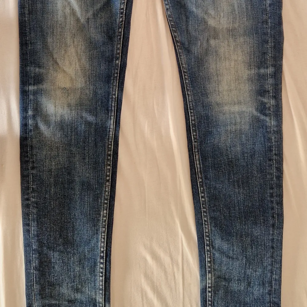 Slim fit jeans i mörkblå färg. Storlek 31/30. Använt några gånger, inga slitningar och rivningar på jeansen. Bra kvalitet . Jeans & Byxor.