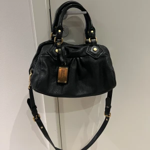 Marc Jacobs väska  - Väskan är i mini storleken. Jätte fint vintage väska, äkta läder som skadar sig inte av regn/vatten. Väskan är felfritt. Kommer med dustbag🩷 fraktas spårbar och möter även upp i centrala Stockholm 📍