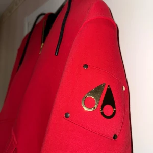 Moose Knuckled hoodie/jacka - Hej jag säljer min äkta moose knuckles hoodie/jacka i storlek S passar M. Jag säljer den då den inte sitter så bra på mig och var rätt missnöjd med mitt köp. Galje med följer. Köpt ifrån johnells för 4500kr. Pris kan diskuteras vid snabb affär