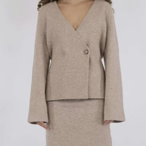 Neo noir kofta  - Säljer min superfina kofta från neo noir! Den är helt oanvänd och prislappen sitter kvar!💓