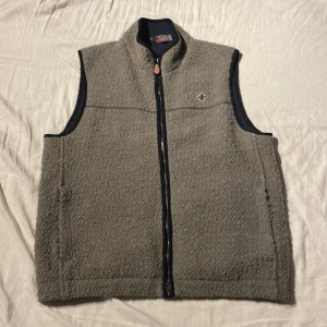 Morris fleece väst  - Medium sized  Skick:9,5/10 Färg:oliv grön Medela om mer information. Nypris ligger på 2200kr