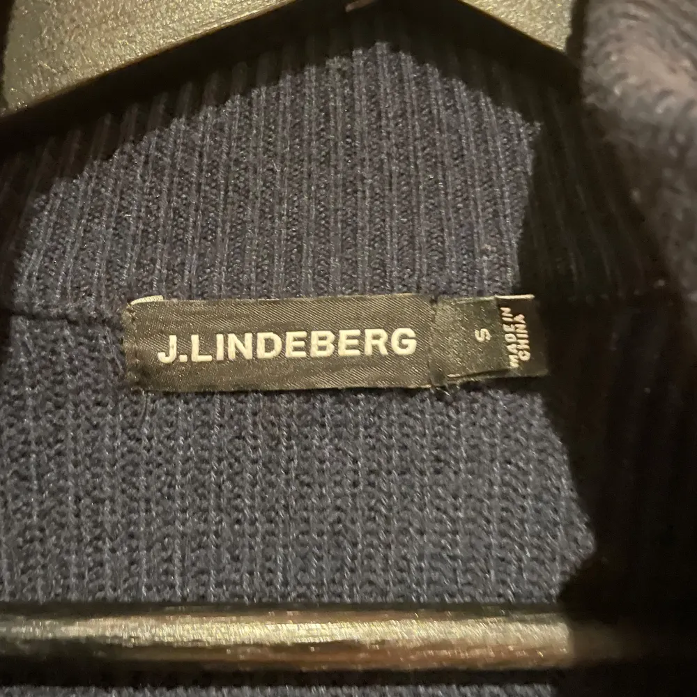 Tjabba, säljer denna J Lindberg cardigan I storlek s, jackan är knappt använd och det finns inga defekter. Hör av dig vid minsta lilla fundering🙂.Nypris 3200. Jackor.