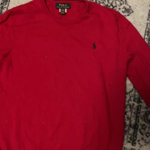 Ralph lauren tröja - Röd polo Ralph lauren tröja i ok skick de finns 2 små hål passar s-Xs dm vid frågor