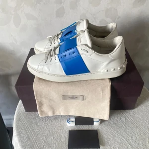 Valentino open skor - Säljer nu dessa fina skor då dem inte används längre. De är i fint skick med några småskavanker. Alla orginaltillbehör fås med så som kartong, snören osv. Hör av er med frågor eller funderingar. 