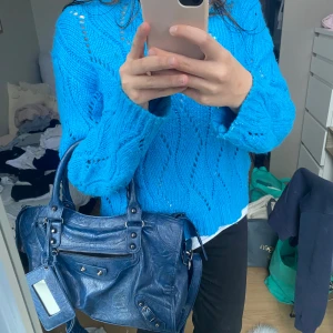 Blå genser  - Super fin blå genser fra bikbok. Lite brukt. 