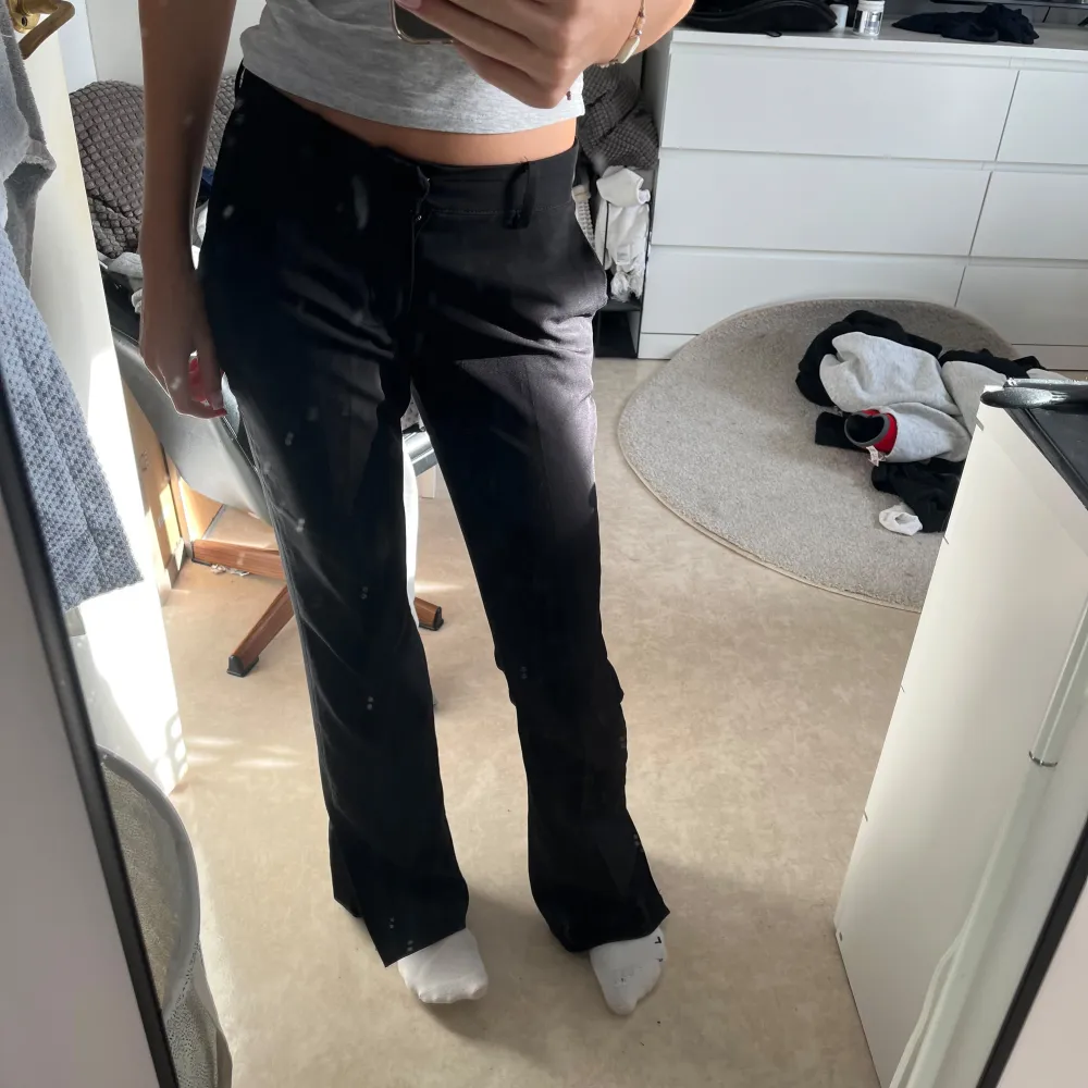 Låg midjade kostymbyxor från bikbok super bra skick änder aldrig🤗💘. Jeans & Byxor.