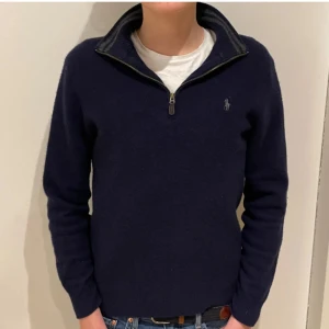 Ralph lauren halfzip  - Tjena! Säljer nu denna riktigt snygga Ralph lauren halfzipen i Kashmir då den inte kommer till användning längre🙌🏼 Den är i oerhört bra skick och passar till absolut allting🫡 Hör av er vid ytterligare frågor eller funderingar😇  Mvh John🍾