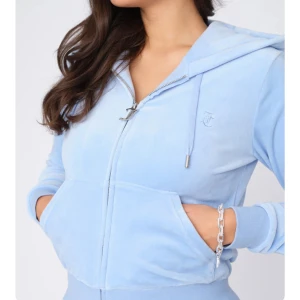 Ljusblå hoodie med dragkedja - Säljer en Classic Velour Robertson Zip Hoodie i färgen Powder Blue, från Juicy Couture. Den kommer tyvärr inte till användning. I mycket fint skick. Nypris 1300kr