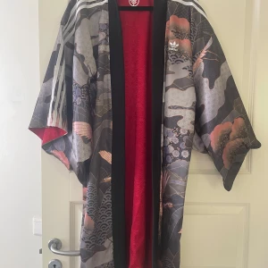Adidas Rita Ora kimono  - Fantastisk kimono från adidas Rita Ora. Vändbar, knappt använd! Passar S-L