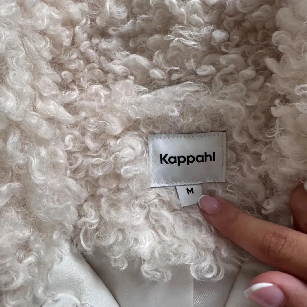 Super söt teddy kappa från kappahl! Storlek: M. Inga defekter.💕. Takit.