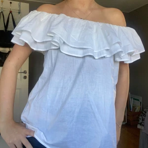 Off shoulder topp - Superfin off shoulder tröja i storlek 36/38 men skulle uppskatta M🩷 kan bäras på många olika sätt 💗💗ny med lappen kvar 