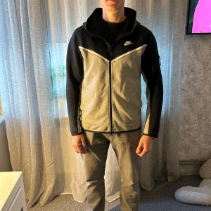 Nike tech fleece  - Tröjan är knappt använd, så den är i gott skick utan defekter. Pris kan diskuteras vid snabb affär☺️