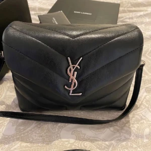 Ysl väska svart.  - Säljer min väska nu, bra använd men bra skick. Bara väskan medgår. Köpt för 15+ år sen😇Köp via plick! Men har ej köp direkt knapp just nu då jag vill ha kontakt med köparen först☺️Obs: ej mina bilder, ej samma modell. 