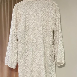 Two piece Moroccan white dress - En vit marockansk klänning från Marocko som passar bra till traditonella evenemang eller till speciella planer. I väldigt bra skick och aldrig använts!