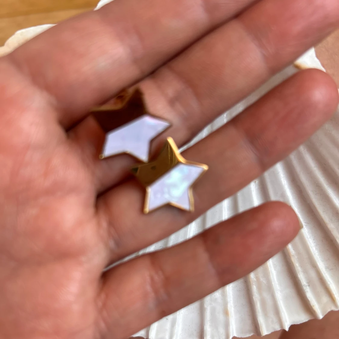 Guldstjärna örhängen