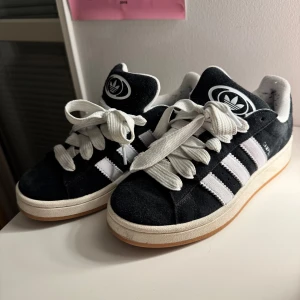 Adidas campus  - Säljer dessa helt nya adidas campus som är använda ungefär 2-3 gånger, det svarta inuti skon är ludd från strumpor som går att ta bort! Storlek: 38 ⅔ 