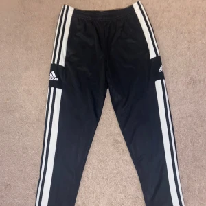 Adidas Träningsbyxor - I gott skick. Har dragkedjor längs vaderna.