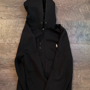 Polo Ralph Lauren Zip Hoodie - Zip hoodie fr ralph lauren köptes på zalando. Cond 7/10 finns lite solblekning på ärmarnas ände och vid luvan annars inga flaws. Strl S.