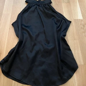 Svart topp  - Använd ett par fåtal gånger, bra skick 