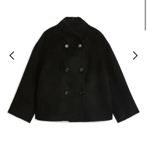 Svart ull jacka Arket - Säljer denna fina borstade ulljackan från Arket i svart😇 inköpt förra vintern och sparsamt använd, i storlek 38🧡Nypris 1900kr  ”Dubbelknäppt jacka tillverkad i återvunnen ullblandning med  borstad, hårig yta. Skuren för lätt rundad, oversized siluet”