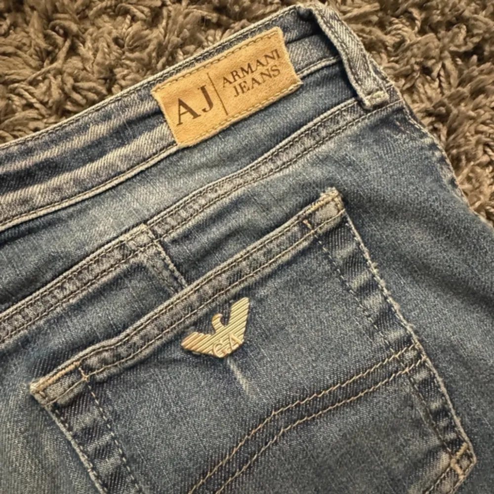 Säljer ett par snygga blå jeans från Armani Jeans. De är midwaist. Osäker på storlek men det står size 29 så gissar typ s/m, dom är lite slitna nere vid benen, se bild. 🤍skriv innan du trycker på köp nu!. Jeans & Byxor.