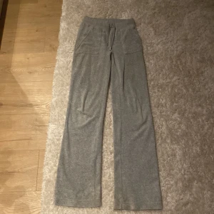 Byxor  - Jag säljer ett par gråa Juicy Couture byxor i storlek XXS❤️‍🔥❤️‍🔥