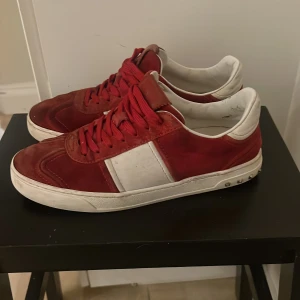 Valentino flycrew röda  - Feta valentino flycrew! Har använt några gånger men är i ett bra skick. Storlek 39.