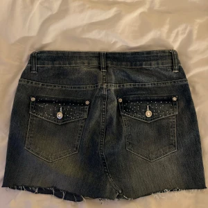 Jeans kjol - Jeanskjol med snygga fickor som är omgjord från jeans, storlek 40 men passar mig lågmidjat som vanligtvis har s-xs💗